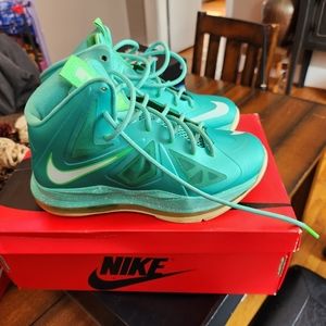 Kids Lebron sneakers 4.5